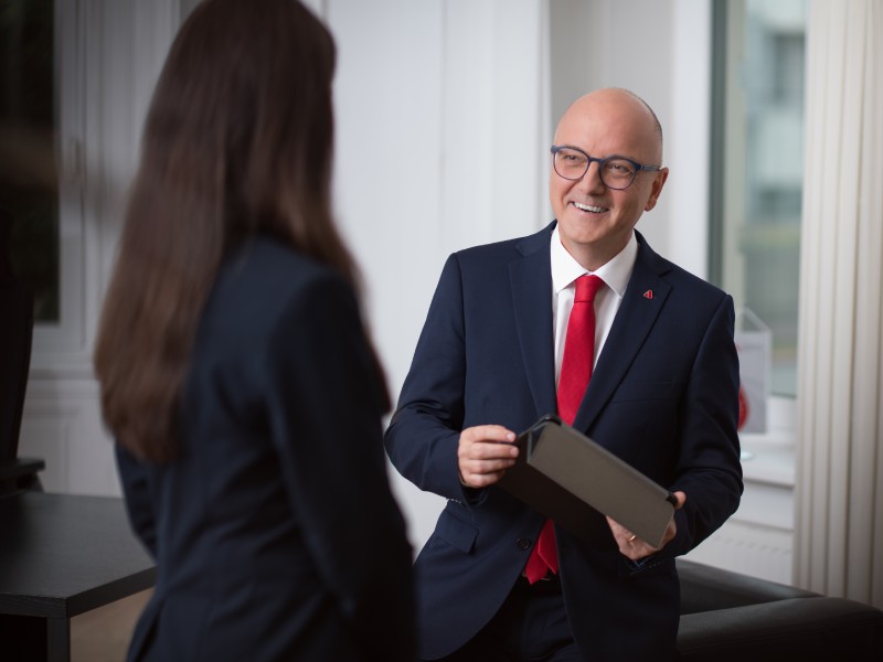 Mann der stehende Frau anlacht